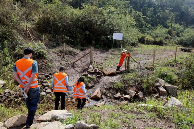 Experimento de restauração florestal em área sob influência de rejeitos da barragem de Fundão, trecho do rio Gualaxo do Norte, um dos principais afluentes do rio Doce, que abrange os municípios de Mariana, Ouro Preto e Barra Longa