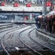 Passageiros lotam plataforma na Gare Saint-Lazare, em Paris, em mais um dia de greve