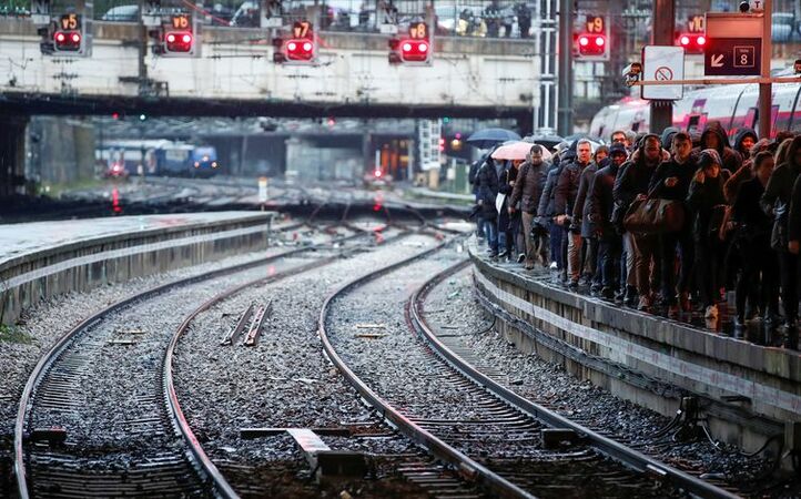 Passageiros lotam plataforma na Gare Saint-Lazare, em Paris, em mais um dia de greve