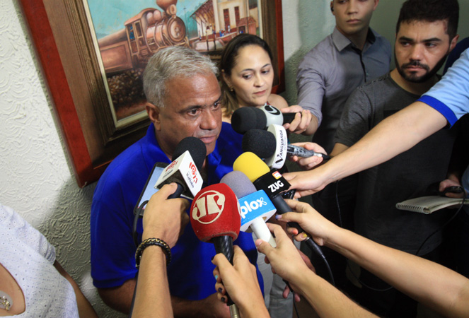 Durante a coletiva de impressa o prefeito Nardyello Rocha decretou estado de emergência no município