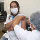 A técnica de enfermagem, Helenice Miranda de Carvalho foi a primeira pessoa imunizada contra a Covid-19 em Belo Oriente