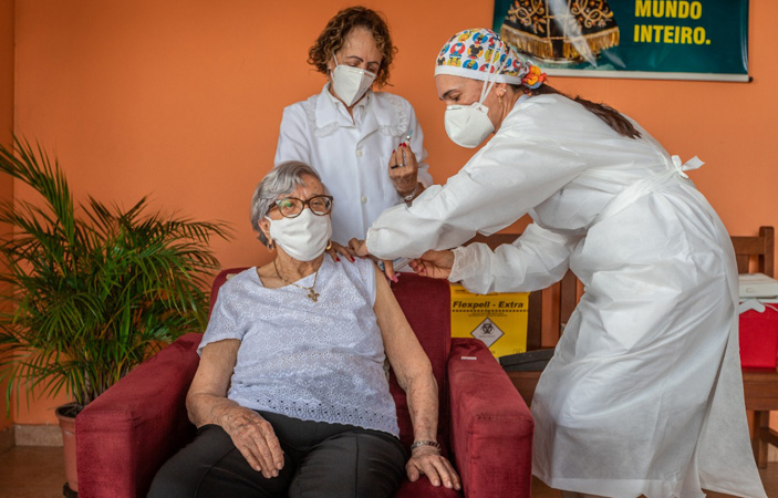 A SMS prevê a imunização de 957 pessoas com idades acima de 90 anos em Ipatinga e os centenários estão sendo os primeiros a receber a vacina