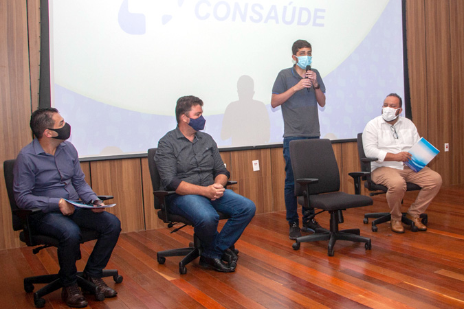 O prefeito Gustavo Gomes destaca a busca de soluções para os problemas comuns na saúde