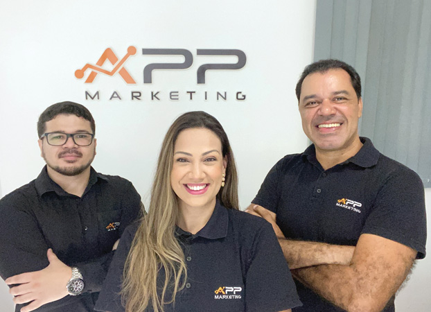 Thiago Arruda (coordenador de TI), Junior Damasceno (diretor comercial) e Marina Ribeiro (Head de Marketing) celebram a conquista