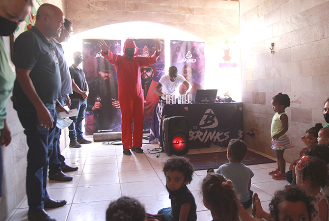 Ação aconteceu em duas entidades localizadas no bairro Alegre, com show para as crianças