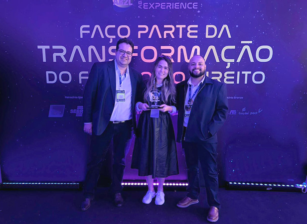 O assessor Jurídico Felipe Lannes, a coordenadora de Contencioso Kamila Lanna e o especialista jurídico Daniel Figueiredo receberam o prêmio no evento da AB2L LawTech Experience, em São Paulo