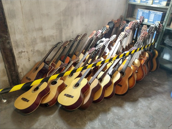 Lote de instrumentos musicais